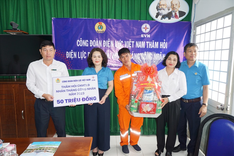 Nhân dịp Tháng Công nhân 2023, bà Nguyễn Kim Thanh - Phó Chủ tịch Công đoàn Điện lực Việt Nam - trao số tiền 50 triệu đồng cho đại diện Điện lực Duyên Hải (tỉnh Trà Vinh). Ảnh: Công đoàn ĐLVN