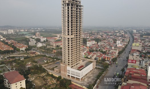 Công trình khách sạn 31 tầng dở dang giữa ngã sáu TP Bắc Ninh. Ảnh: Vân Trường