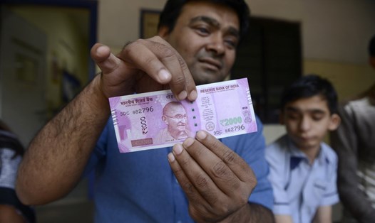 Tờ 2.000 rupee của Ấn Độ. Ảnh: AFP