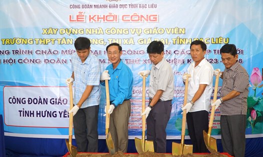 Khởi công công trình nhà ở công vụ cho giáo viên Trường THPT Tân Phong, tỉnh Bạc Liêu. Ảnh: Nhật Hồ