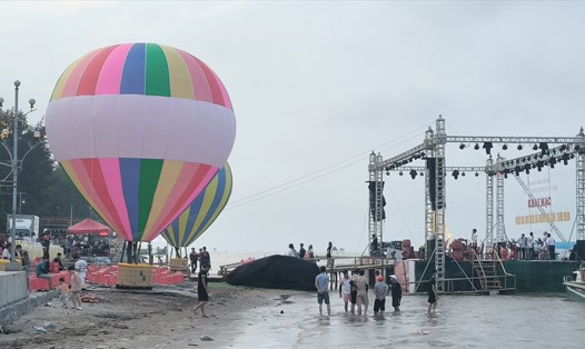 Sân khấu ngoài biển trời Cồn Đen là nơi diễn ra lễ khai mạc Tuần Du lịch biển và khinh khí cầu Thái Bình 2023 vào tối nay. Ảnh: Trung Du