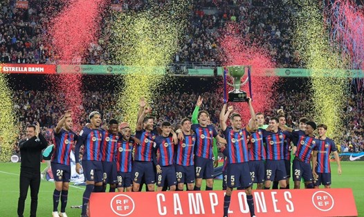 Barcelona thua trận trong ngày nâng cúp vô địch La Liga trên sân nhà Camp Nou. Ảnh: Barcelona