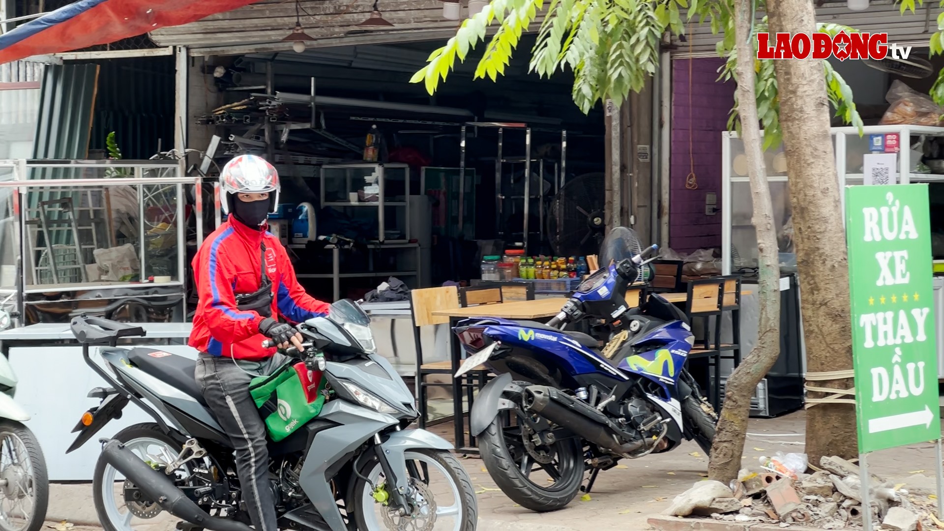 Shipper ''bão đơn'' ngày nắng nóng, thu nhập không cao như lời đồn. Ảnh: Hoài Luân