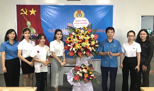 Lãnh đạo Liên đoàn Lao động huyện Lạng Giang tặng hoa chúc mừng Ban Chấp hành Công đoàn Công ty TNHH DINGXIN. Ảnh: LĐLĐ huyện Lạng Giang