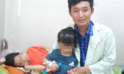 Hai cháu bé được cứu thoát khỏi tay "hà bá" hiện đang được tiếp tục theo dõi, điều trị tại Bệnh viện Sản - Nhi tỉnh Ninh Bình. Ảnh: Diệu Anh