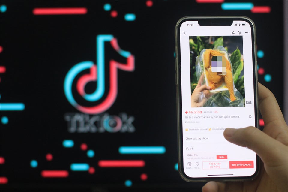 Gà ủ muối được bán với giá rẻ bèo trên TikTok shop. Ảnh: Khánh An