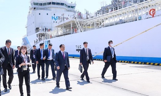 Thủ tướng Phạm Minh Chính tham quan con tàu vận chuyển hydro lỏng đầu tiên trên thế giới tại Hiroshima, Nhật Bản sáng 21.5. Ảnh: VGP