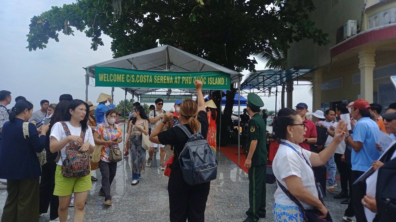Du khách quốc tế trên tàu Costa Serena đến tham quan TP Phú Quốc. Ảnh: Nguyên Anh