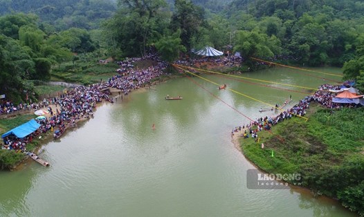 Nhân dân tham gia lễ hội bên khúc sông có sự tích chàng rắn. Ảnh: Vân Trường