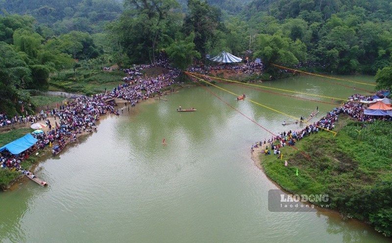 Nhân dân tham gia lễ hội bên khúc sông có sự tích chàng rắn. Ảnh: Vân Trường
