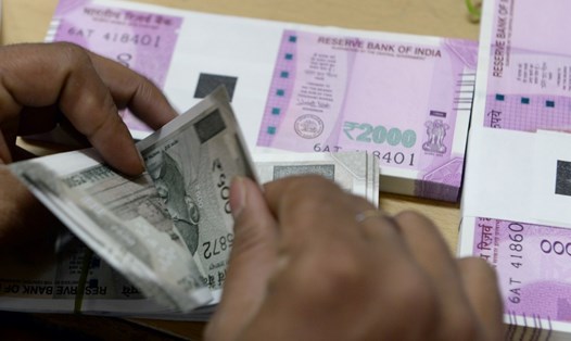 Ngân hàng trung ương Ấn Độ thông báo ngày 19.5 về việc rút đồng tiền mệnh giá cao nhất khỏi lưu thông. Ảnh: AFP