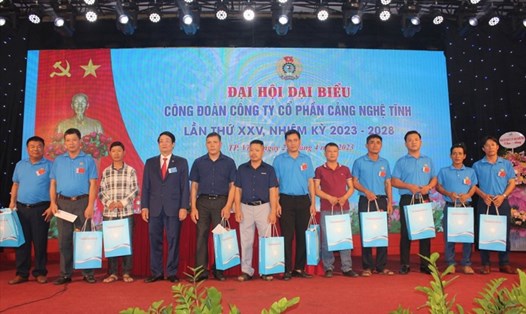 Lãnh đạo Công đoàn Tổng Công ty Hàng hải Việt Nam tặng quà đoàn viên nhân Tháng Công nhân 2023. Ảnh: Công đoàn Hàng hải VN