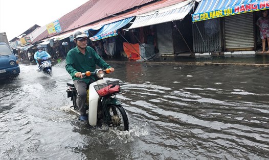 Đường quanh chợ Thủ Đức ngập nước sau cơn mưa ngày 16.5 vừa qua.  Ảnh: Minh Quân