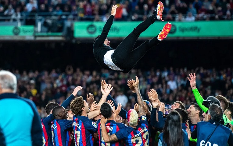 Huấn luyện viên Xavi ăn mừng chiến tích La Liga cùng học trò Barca. Ảnh: CLB Barca