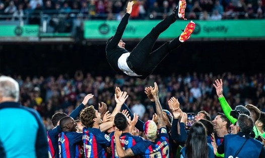 Huấn luyện viên Xavi ăn mừng chiến tích La Liga cùng học trò Barca. Ảnh: CLB Barca