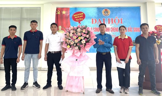 Lãnh đạo Công đoàn các Khu công nghiệp tỉnh Bắc Giang tặng hoa chúc mừng Ban Chấp hành Công đoàn cơ sở Công ty TNHH Cheng Loong Bắc Giang. Ảnh: CĐ các KCN tỉnh Bắc Giang
