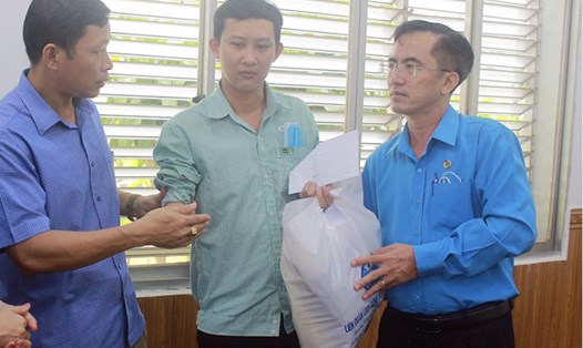 Đại diện LĐLĐ tỉnh Đồng Nai trao quà hỗ trợ cho công nhân lao động huyện Long Thành. Ảnh: Lan Mai