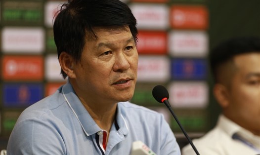 Huấn luyện viên Vũ Tiến Thành trả lời họp báo sau trận đấu với Công an Hà Nội. Ảnh: Thanh Vũ