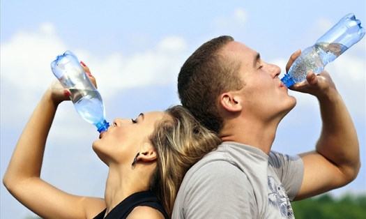 Bổ sung nước vừa đủ sẽ giúp đảm bảo sức khoẻ vào thời tiết nắng nóng. Ảnh: Pixabay