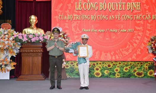 Thiếu tướng Trần Phú Hà - Giám đốc Công an tỉnh Thanh Hóa trao quyết định và tặng hoa chúc mừng Thượng tá Lê Ngọc Anh (phải) được bổ nhiệm. Ảnh: Công an tỉnh Thanh Hoá
