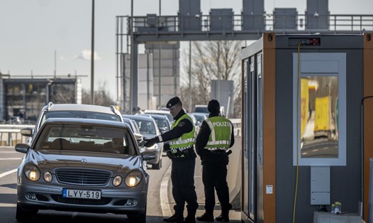 Biên phòng Áo kiểm tra giấy tờ của hành khách đi ô tô tại biên giới Áo - Hungary ở Nickelsdorf, Áo. Ảnh: AFP