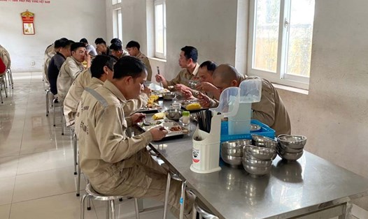 Người lao động Công ty TNHH phốt pho vàng Việt Nam yên tâm sử dụng bữa ăn ca tại doanh nghiệp. Ảnh: Lan Hương