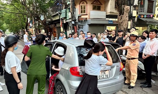 Lực lượng CSGT quận Hồng Bàng đã yêu cầu cô gái lên xe về trụ sở giải quyết vụ việc. Ảnh: Công an TP Hải Phòng