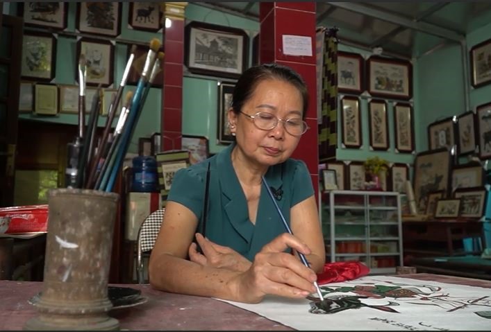 Nữ nghệ nhân tranh Đông Hồ Nguyễn Thị Oanh. Ảnh: Ngọc Mai