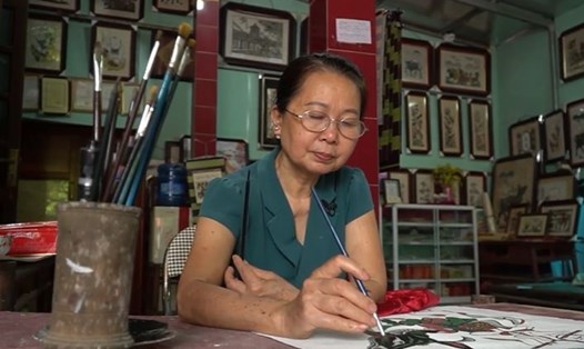 Nữ nghệ nhân tranh Đông Hồ Nguyễn Thị Oanh. Ảnh: Ngọc Mai