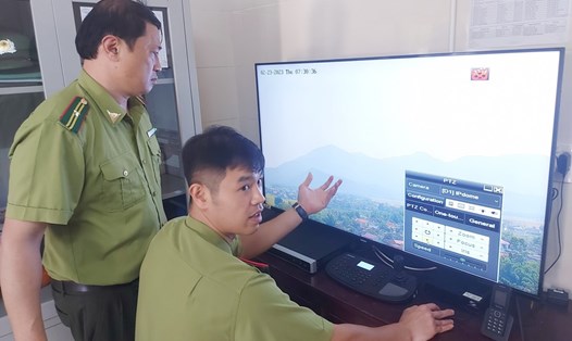 Cán bộ Hạt Kiểm lâm huyện Can Lộc trực máy chủ xem hình ảnh giám sát phòng chống cháy rừng được camera truyền về. Ảnh: Trần Tuấn