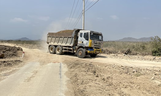 Một xe tải vận chuyển đất đá cơi nới thùng xe trên dự án cao tốc Cam Lâm - Vĩnh Hảo. Ảnh: Hữu Long