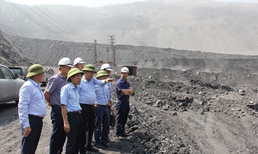 Kiểm tra môi trường, phòng chống mưa bão tại các mỏ than lộ thiên Cẩm Phả. Ảnh: TKV