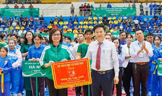 Ông Nguyễn Thanh Đề, Vụ trưởng Vụ Giáo dục thể chất, Bộ Giáo dục và Đào tạo trao cờ lưu niệm cho bà Trần Thị Chính, đại diện Nestlé MILO vì sự chung tay, hỗ trợ để các phong trào thể thao cả nước. Ảnh: Doanh nghiệp cung cấp