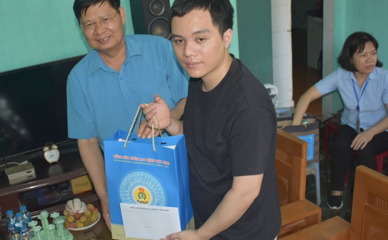 Đồng chí Phan Văn Anh - Phó Chủ tịch Tổng LĐLĐ Việt Nam trao quà cho công nhân quê ở tỉnh Thái Bình gặp tai nạn nặng. Ảnh: Trung Du