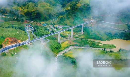 Cầu cạn Móng Sến đi qua thung lũng dốc 3 tầng. Ảnh: Tân Văn