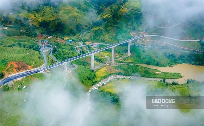 Cầu cạn Móng Sến đi qua thung lũng dốc 3 tầng. Ảnh: Tân Văn