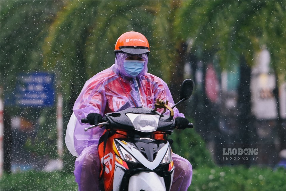 Tin tức 24h: Không khí lạnh tràn về gây mưa dông, chấm dứt thời tiết nắng nóng đình điểm