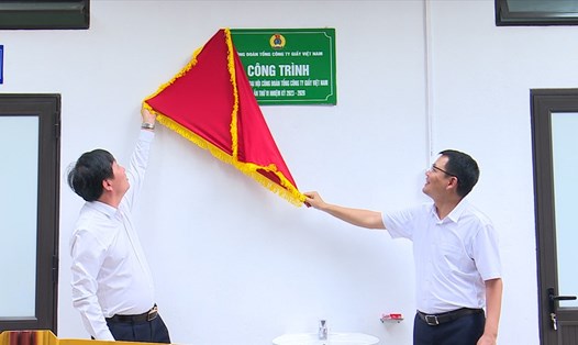Lễ gắn biển công trình chào mừng Đại hội Công đoàn Tổng Công ty Giấy Việt Nam lần thứ VI, nhiệm kỳ 2023-2028. Ảnh: Công đoàn Công Thương Việt Nam