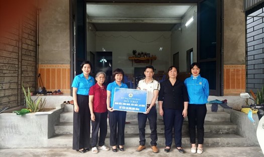 Lãnh đạo LĐLĐ huyện Hàm Yên trao hỗ trợ cho gia đình đoàn viên. Ảnh: Công đoàn Hàm Yên