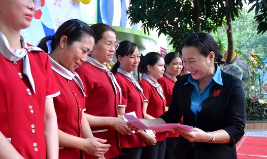 Bà Nguyễn Thị Thu - Chủ tịch LĐLĐ TP Rạch Giá - tặng quà cho đoàn viên bị ảnh hưởng dịch COVID-19. Ảnh: Lục Tùng