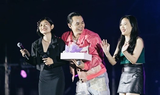 BinZ ngại ngùng khi được fan lên sân khấu chúc mừng sinh nhật. Ảnh: Ban tổ chức.