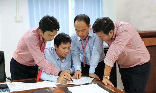 Kĩ sư Đinh Văn Nhân (thứ hai từ phải sang) và các cộng sự trao đổi nghiên cứu khoa học tại BSR. Ảnh: Nhân vật cung cấp