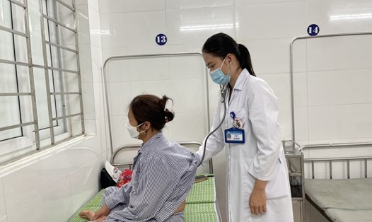 Bác sĩ khám cho một bệnh nhân nhiễm sán dây lợn vì ăn tiết canh. Ảnh: Hương Giang