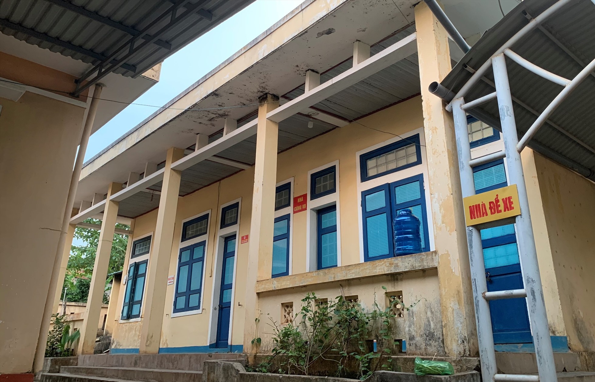 Nhà công vụ thuộc Trung tâm Y tế xã A Dơi (huyện Hướng Hóa) được xem là khang trang. Nhưng chỉ có được 3 phòng, trong lúc ở đây có khá đông cán bộ, nhân viên y tế ở xa nhà. Ảnh: Hưng Thơ.