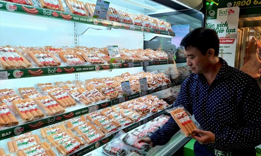 Các sản phẩm chăn nuôi trong nước đang phải chịu áp lực cạnh tranh trước thịt giá rẻ nhập ngoại. Ảnh: Vũ Long