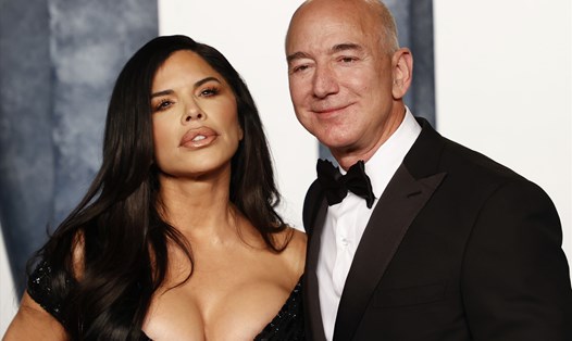 Jeff Bezos và người tình Lauren Sanchez. Ảnh: AFP