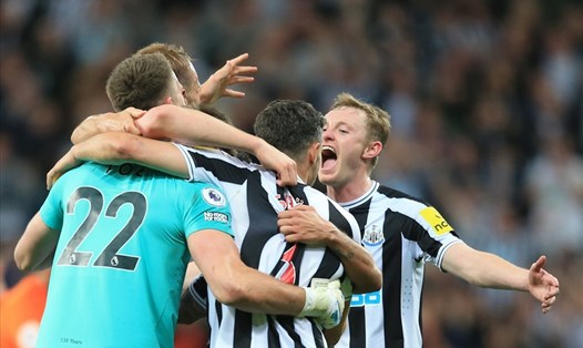 Các cầu thủ Newcastle vui mừng sau khi chắc suất dự Champions League mùa sau.  Ảnh: AFP