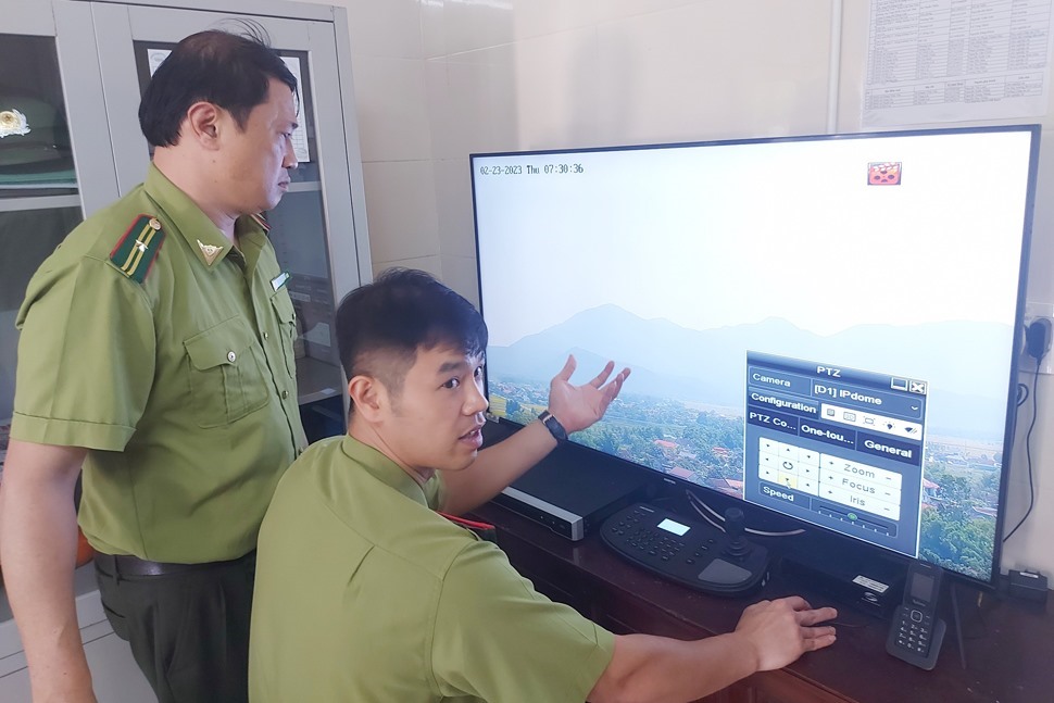 Cán bộ Hạt Kiểm lâm huyện Can Lộc, Hà Tĩnh trực máy chủ xem hình ảnh giám sát phòng chống cháy rừng được camera truyền về. Ảnh: Trần Tuấn