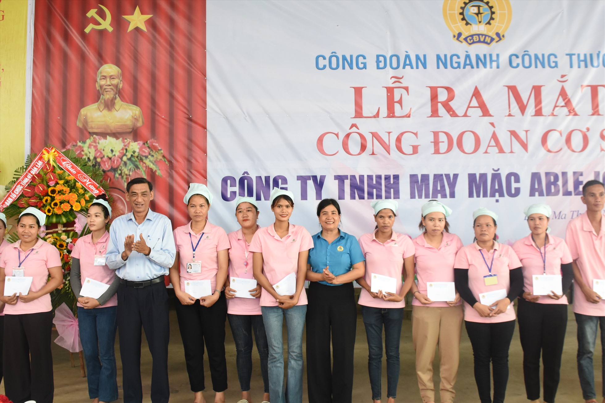 Ông Lê Nam Cao - Phó ban Tổ chức Tỉnh ủy Đắk lắk và bà Nguyễn Thị Lý - Phó Chủ tịch Thường trực LĐLĐ tỉnh tặng quà cho đoàn viên Công ty. Ảnh: Quốc Diễn