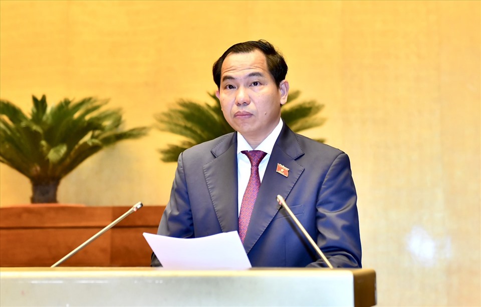 Chủ nhiệm Ủy ban Tài chính - Ngân sách của Quốc hội Lê Quang Mạnh báo cáo thẩm tra. Ảnh: Phạm Đông